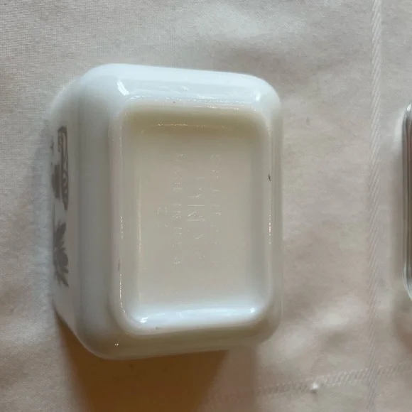 Vintage Pyrex Refrigerator Dish w/ lid, Early American, 501B, 1 1/2 cup - Picture 7 of 12